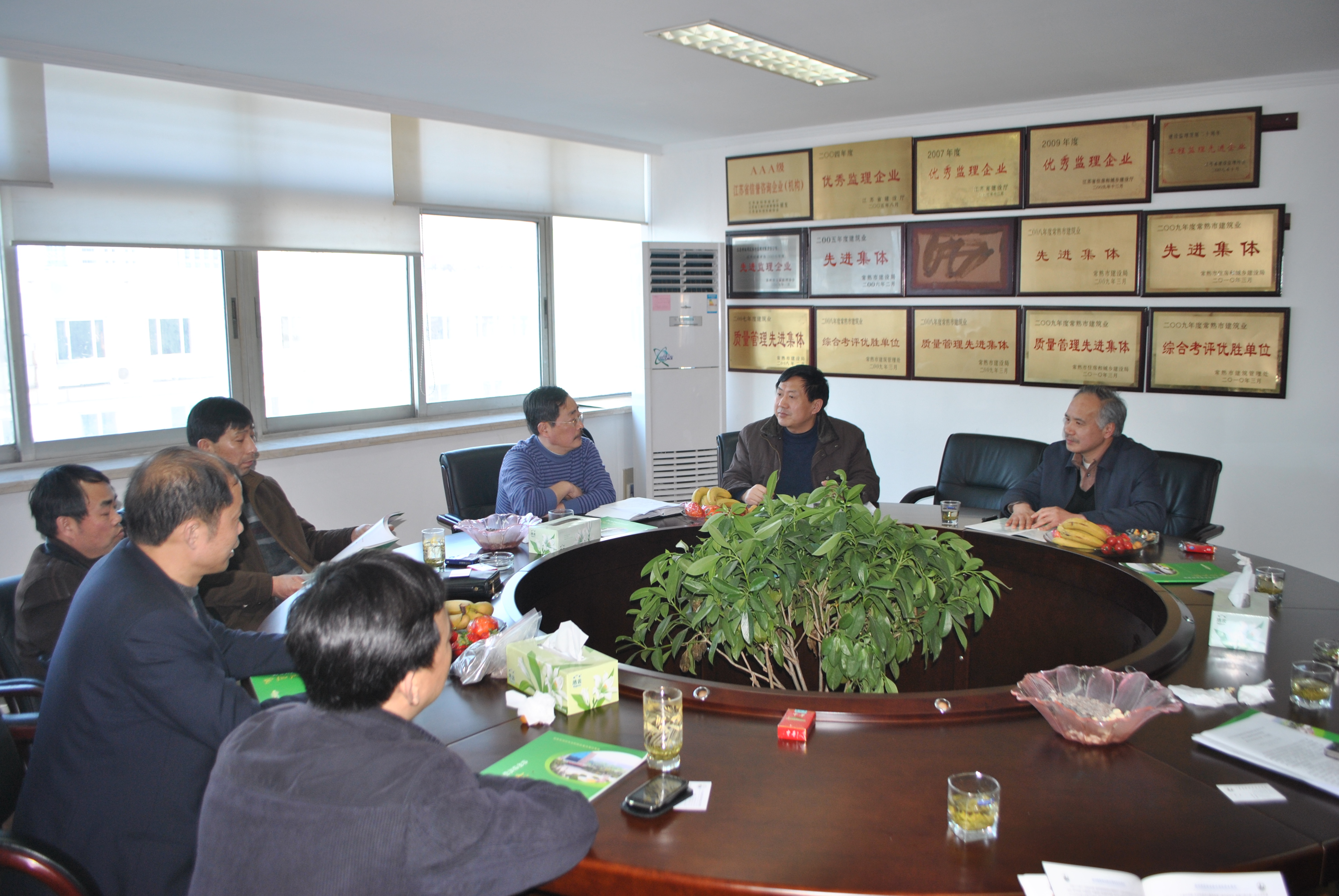 與校友企業(yè)座談校企合作